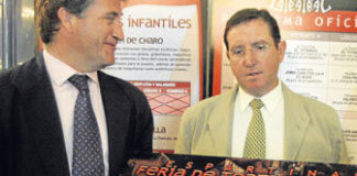 El multiconcejal Javier Jiménez, responsable taurino del Ayuntamiento entre otros muchos cargos, y el alcalde Domingo Salado. (FOTO: Diario de Sevilla)